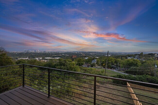 Building Photo - "Spacious 4-Bed, 4-Bath Gem in Nashville -...