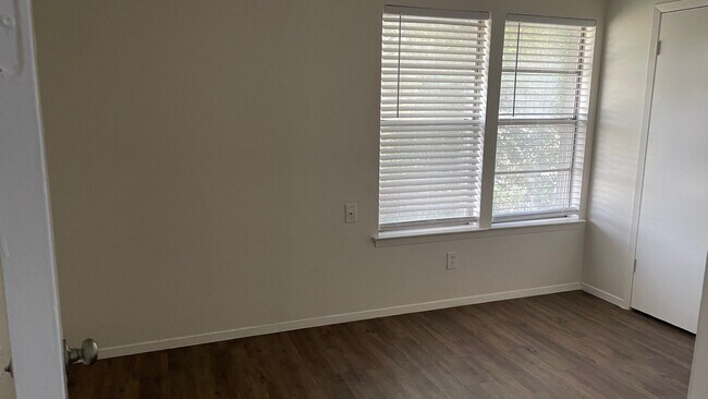 Building Photo - Great 2 Bed/ 1 Bath With Easy Access to 183/290 and 35