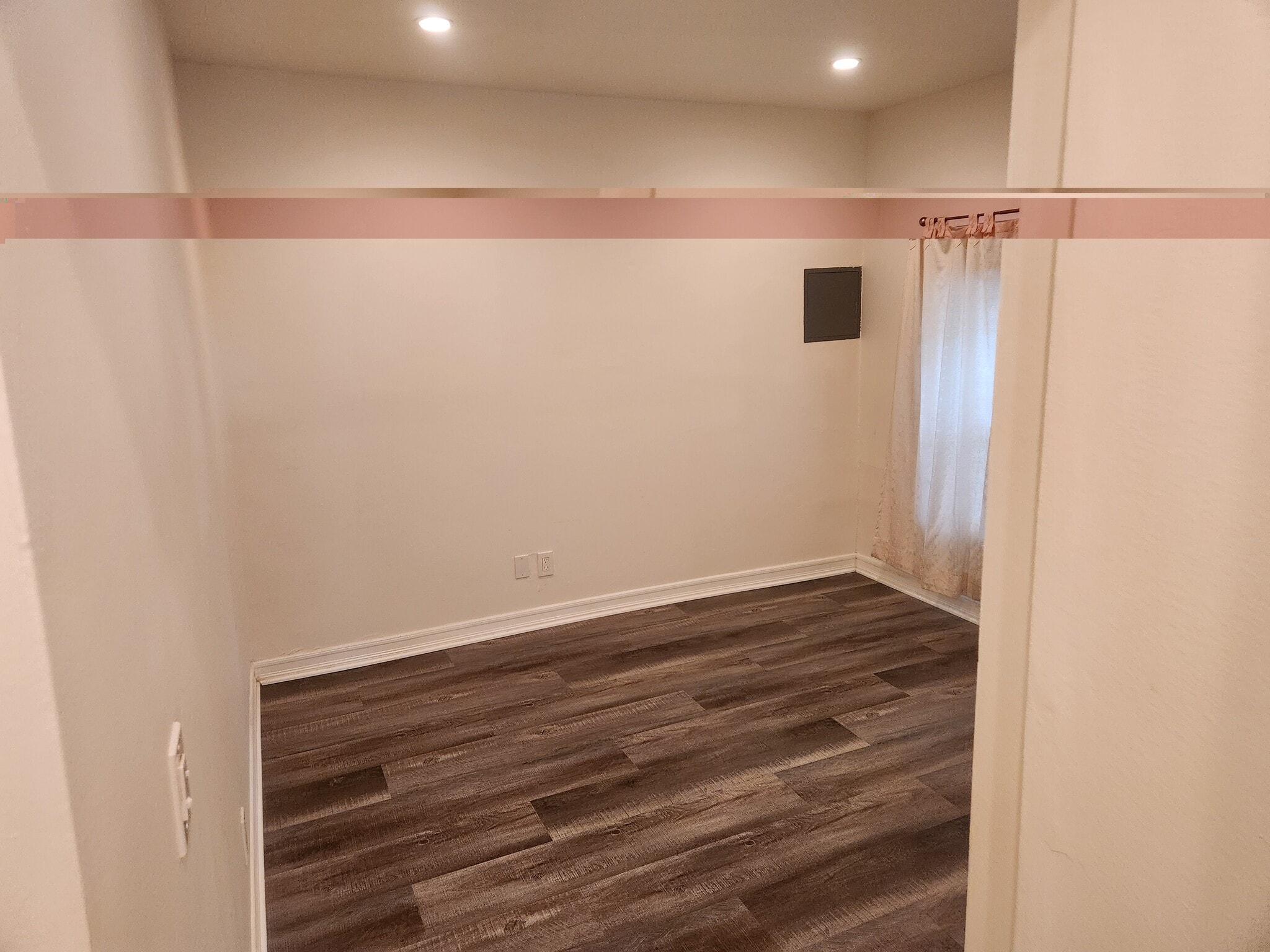 Building Photo - 5516 Vanalden Ave