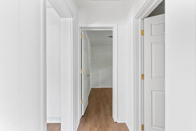 Building Photo - 422 Longwood Ave