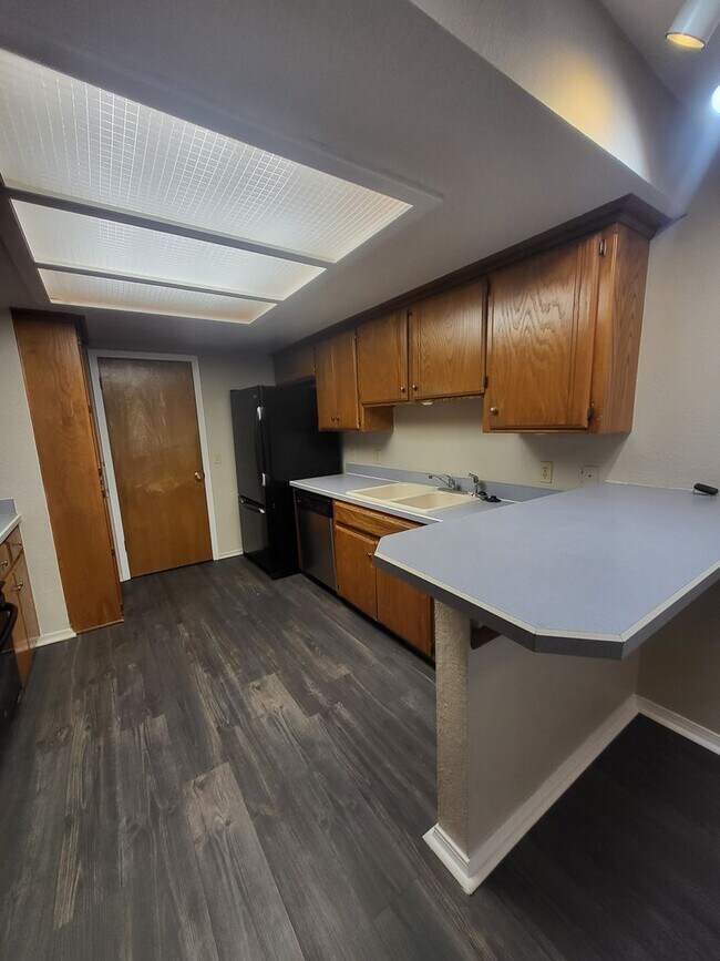 Building Photo - (2) Bed/(2) Bath w/ Storm Shelter Avail NOW!