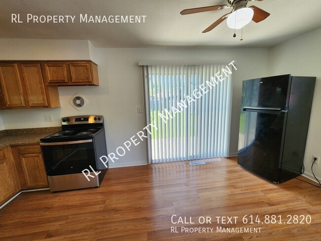 Building Photo - Spacious 3 bedroom 1.5 bathroom town home