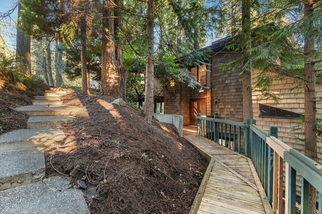 Building Photo - 2Bd/1.75Ba Mercer Island House
