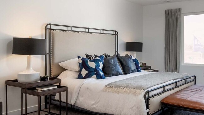 Building Photo - Newer Somersett Court Townhome!!