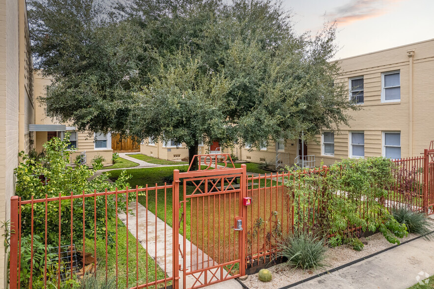 Courtyard - Prospect Street Apartments