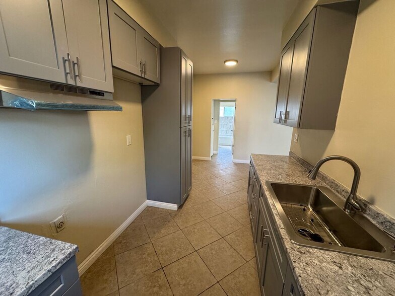 Building Photo - 1915 Cedar Ave