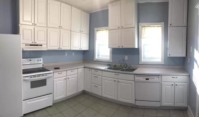 Kitchen with lots of storage - 320 McCabe St
