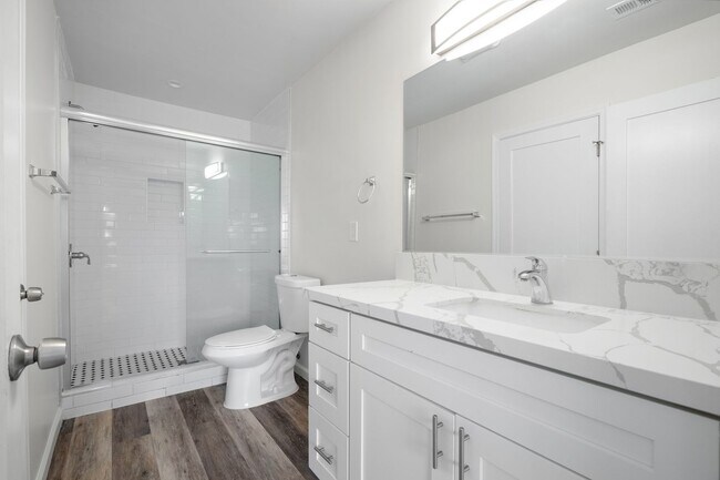 Building Photo - Oversized kitchen and living area!