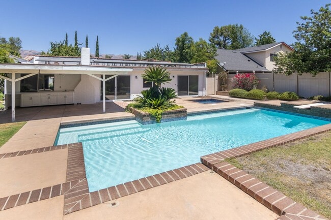 Building Photo - Spacious 3-Bedroom Home with Pool, Jacuzzi...