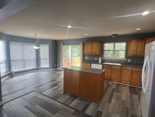 Building Photo - 5028 Dellwood Dr