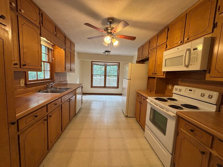 Retro Kitchen with breakfast nook - 705 Alcovy Forest Dr