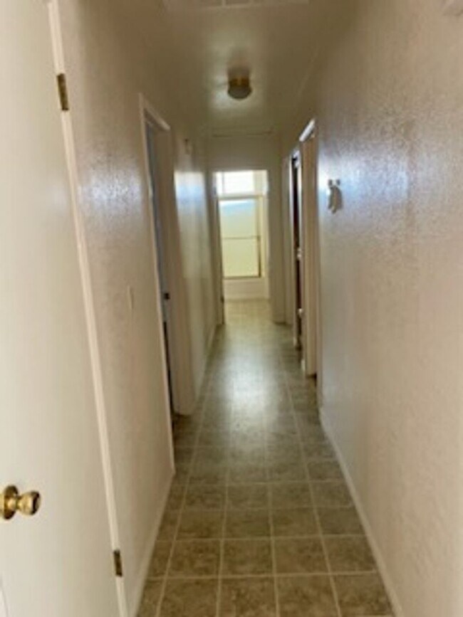 Building Photo - 3 Bedroom, 2 Bath Remodeled House in Hemet...