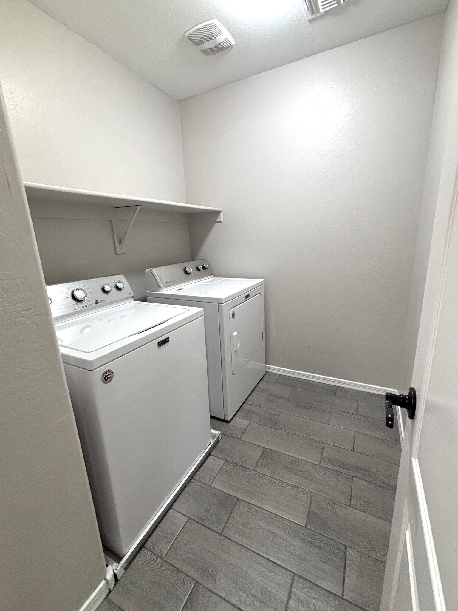 Building Photo - 947 S Utilis Dr