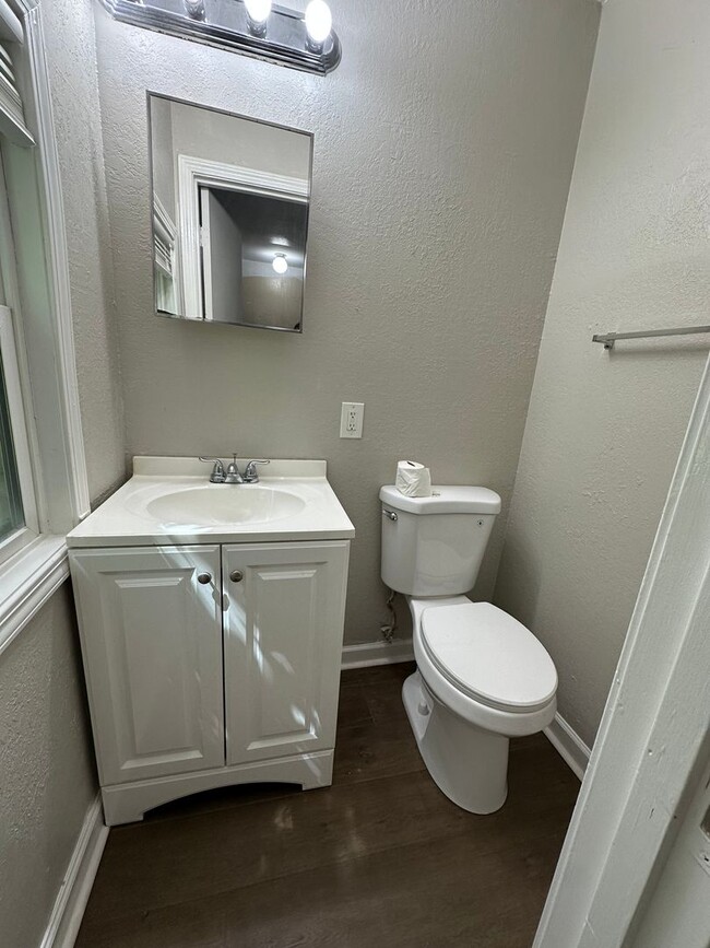Building Photo - 4 bed 1 bath
