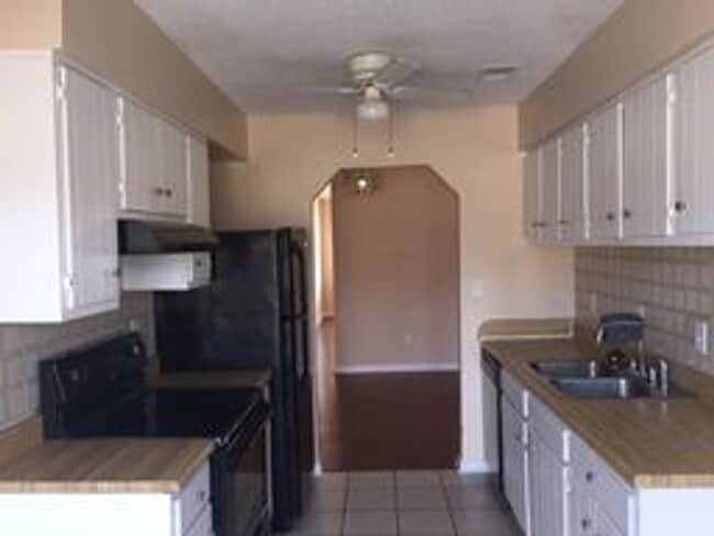 Building Photo - Cozy 1-Story Townhome in Campus East