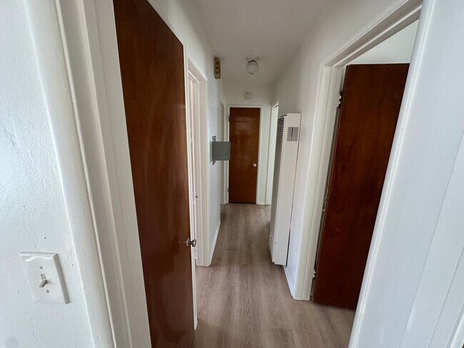 Building Photo - $500 OFF 1ST MONTHS RENT! Bright 2 Bedroom...