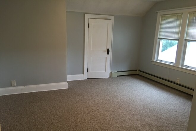 Building Photo - 2080 Roblyn Ave