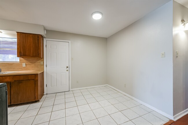Building Photo - 4655 Orange Cir S