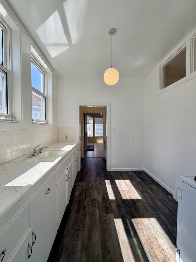 Building Photo - 1717 Jones St