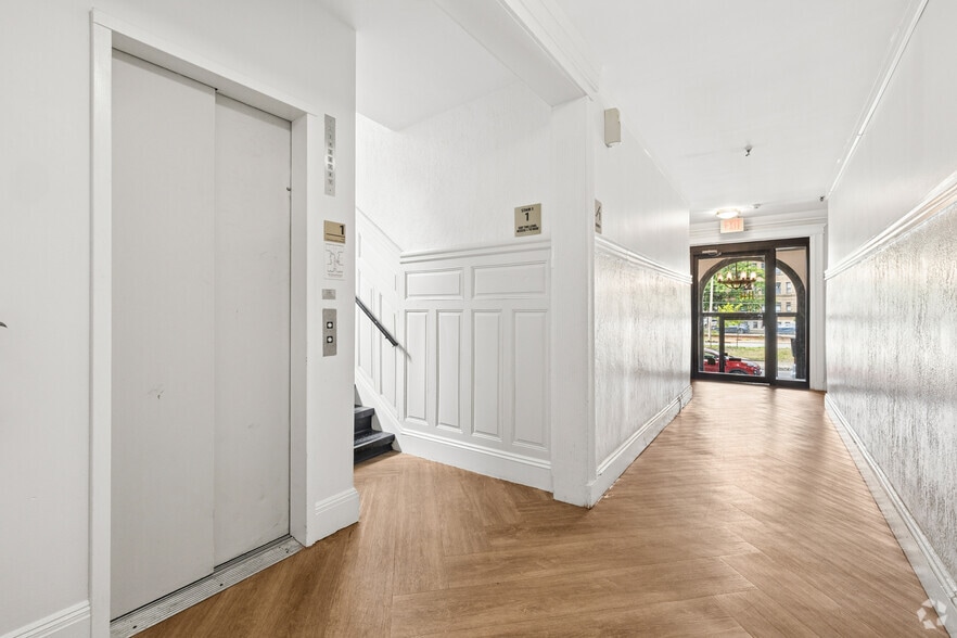 Lobby Photo - Commonwealth Apartments