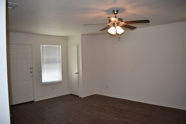 Building Photo - 201 Coby Dr