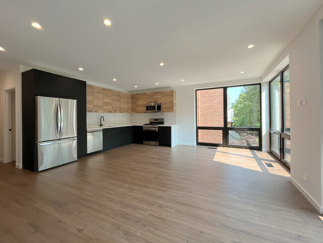 Building Photo - 3710 N Kenmore Ave