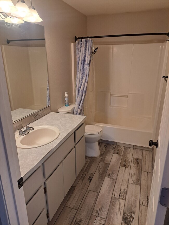 Center bathroom with tub - 15815 NE 69th St