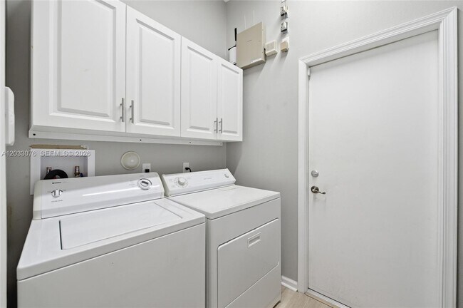 Building Photo - 8141 Sandpiper Way