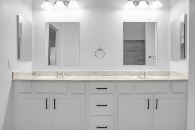 Building Photo - Beautiful Contemporary home with panoramic views! Community pool and club house use included.