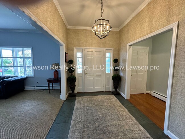 Building Photo - Spacious South Roanoke Home with Lawn Care Included