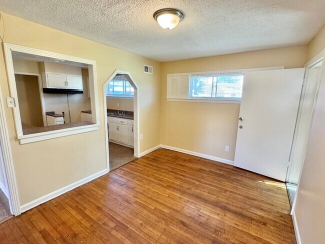 Building Photo - 5502 Santa Monica St