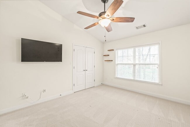 Building Photo - (Coming Soon) Newly Renovated Townhome Oas...