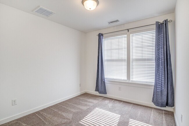 Building Photo - Corner Townhome with Roof Top Deck in Down...