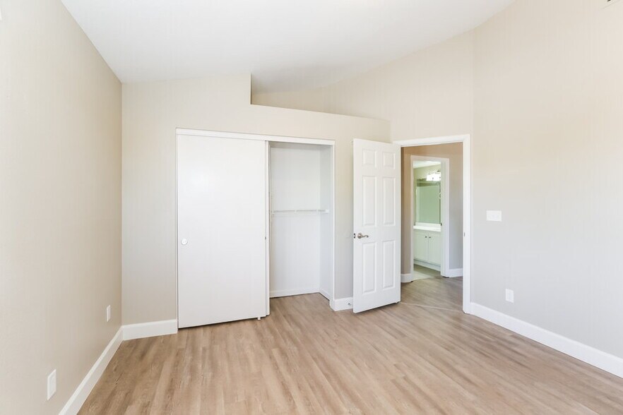 Building Photo - 7922 W Laurel Ln