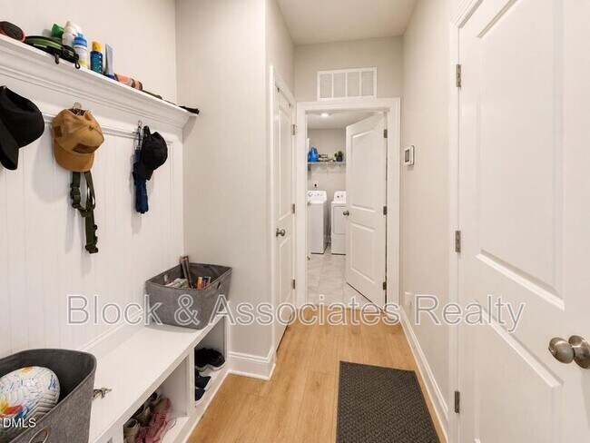 Building Photo - 118 Faxton Wy