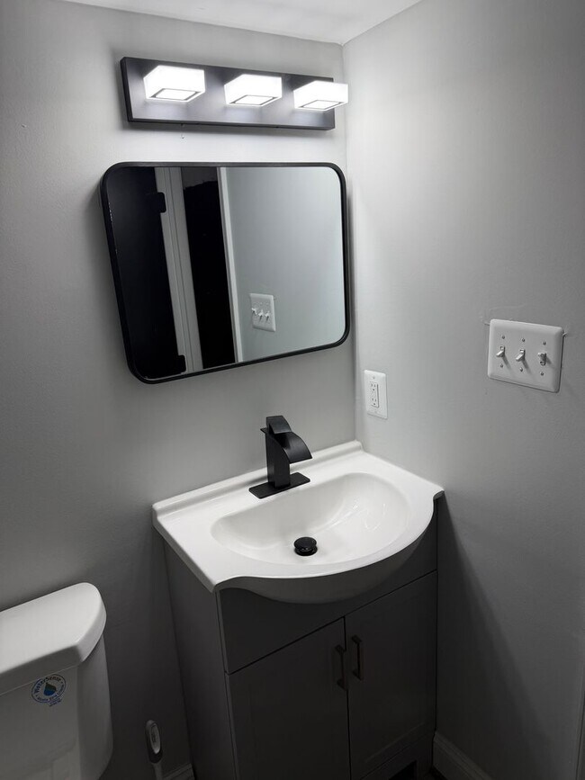 Building Photo - 716 E 23rd St