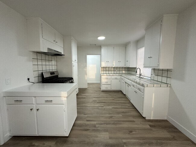 Building Photo - 13051 Baker Ave