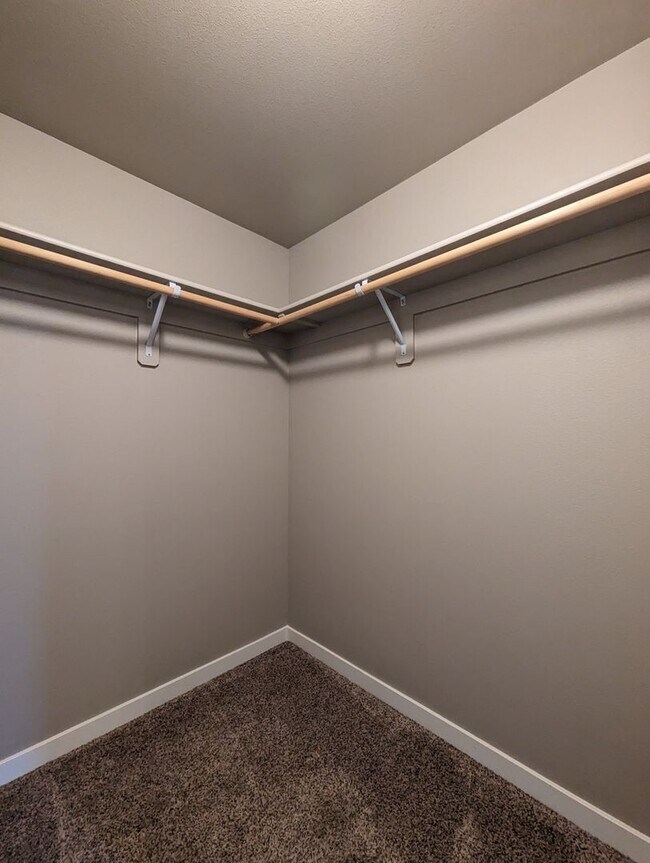 Building Photo - Gorgeous 3-Bedroom, 2.5-Bath Home on Corner Lot In Eugene!