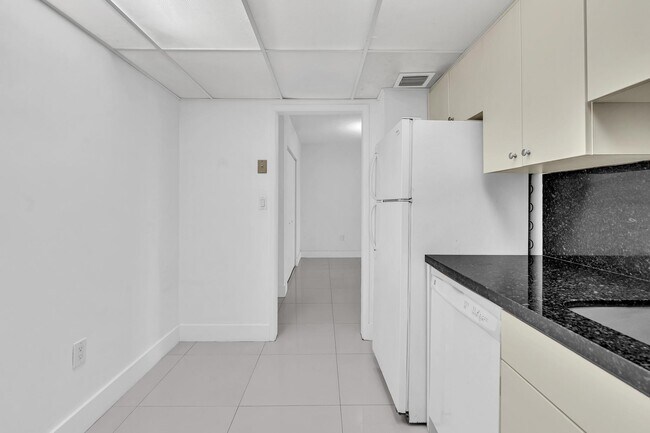 Building Photo - 400 Kings Point Dr