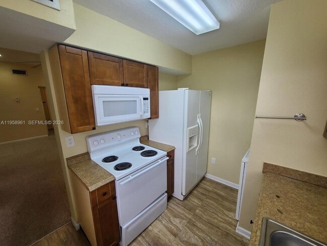 Building Photo - 1002 Adams Ave