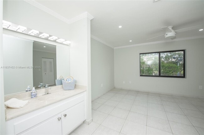 Building Photo - 10945 SW 113th Pl