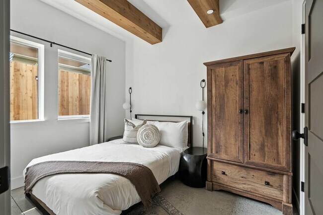 Building Photo - 925 NE 23rd Ave