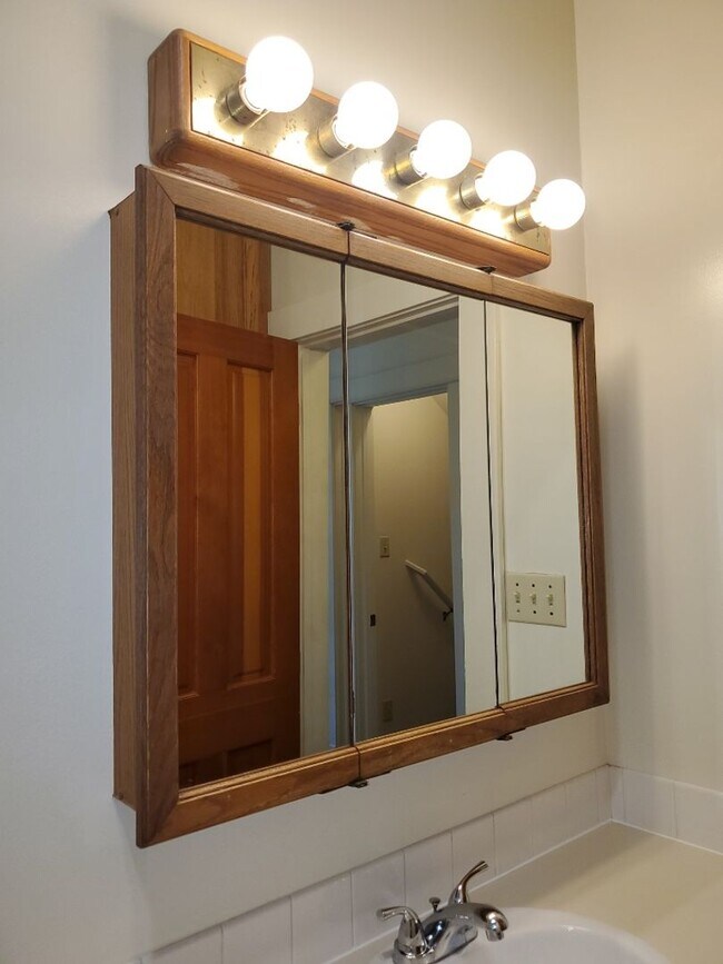 Building Photo - 6 bedroom, 3 bath near Downtown Bellingham!