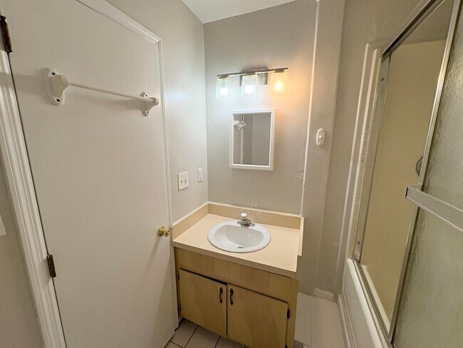 Building Photo - 3245 Mound Dr