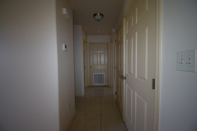 Building Photo - 1402 W Carmen Ave