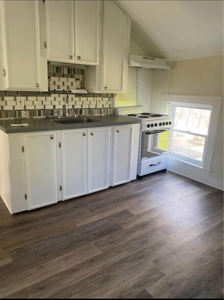 Building Photo - 52 River St