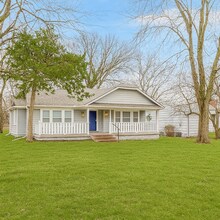 Building Photo - SEE IT NOW: Charming Updated Home in a Quiet Kansas City Neighborhood!