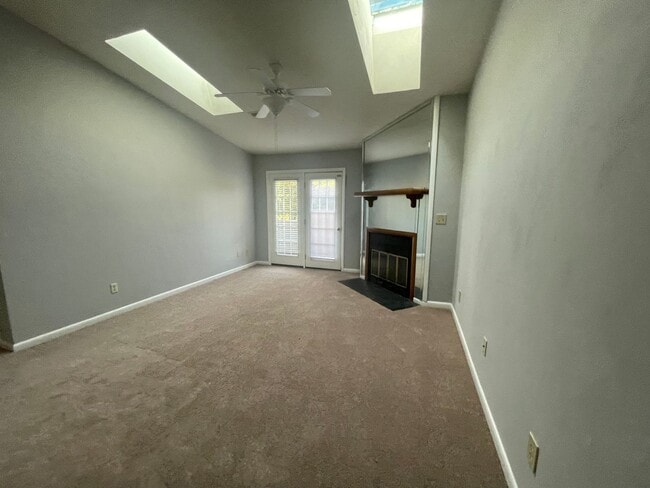 Building Photo - UPPER LEVEL SINGLE STORY CONDO IN HOLLAND ...