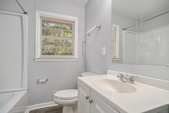Building Photo - Renovated 4BR/2.5BA Home in Jonesboro!