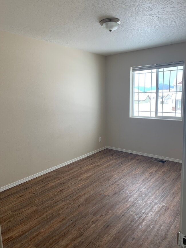 Building Photo - Beautiful 4 bedroom 2.5 Bath home in Coeur...